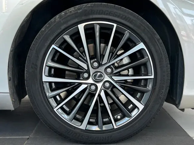 Lexus ES — Фото автомобиля 24