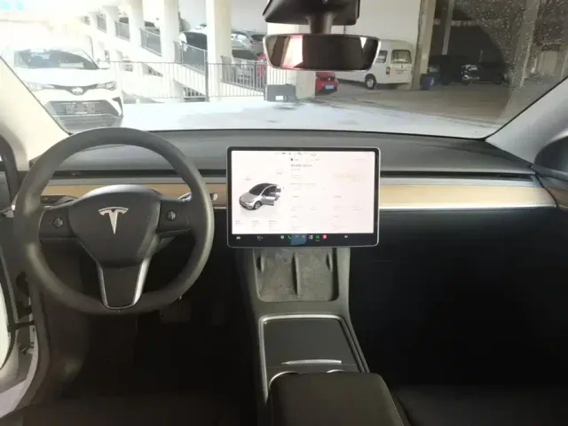 Tesla Model Y — Фото автомобиля 9