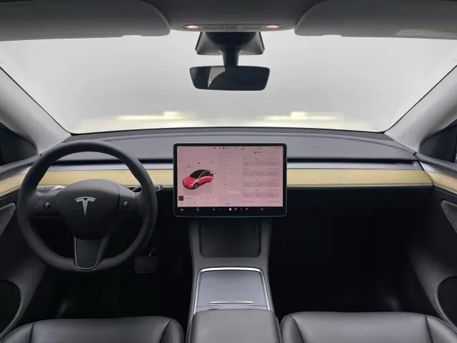 Tesla Model Y — Фото автомобиля 13