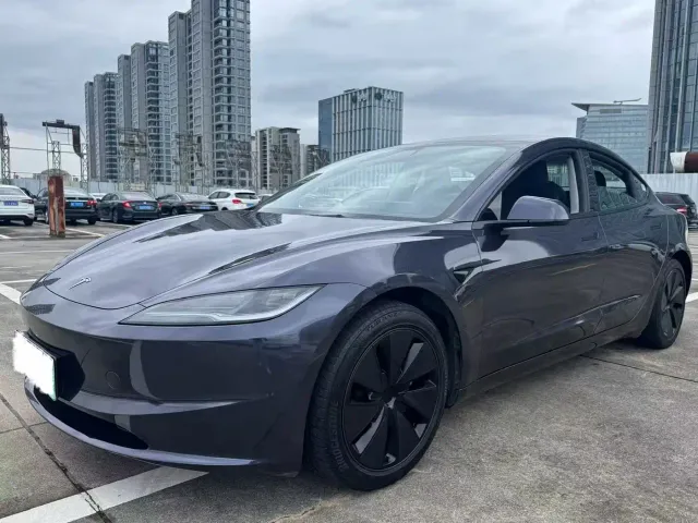 Tesla Model 3 — Фото автомобиля 2