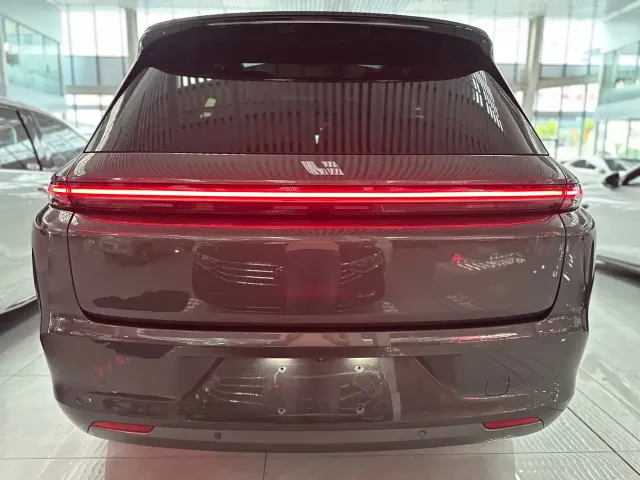 Li Auto L8 — Фото автомобиля 17