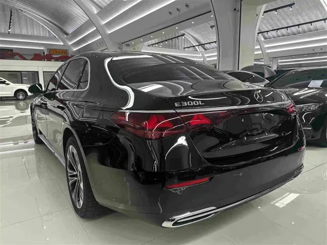 Mercedes-Benz E-Class — Фото автомобиля 20