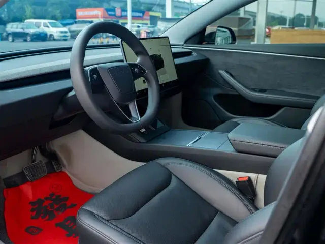 Tesla Model 3 — Фото автомобиля 9