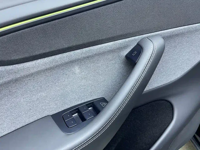 Tesla Model Y — Фото автомобиля 12
