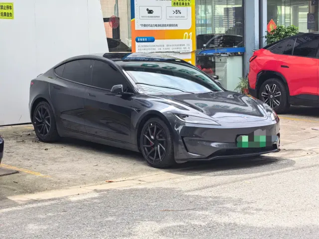 Tesla Model 3 — Фото автомобиля 3