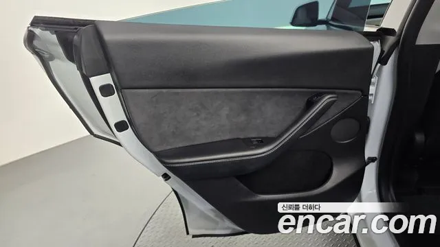 Tesla Model Y — Фото автомобиля 23