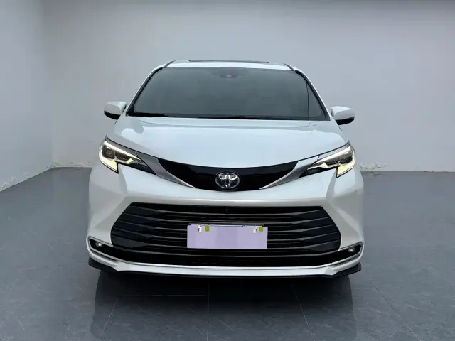 Toyota Sienna — Фото автомобиля 2