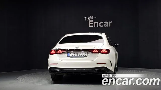 Mercedes-Benz E-Class — Фото автомобиля 4