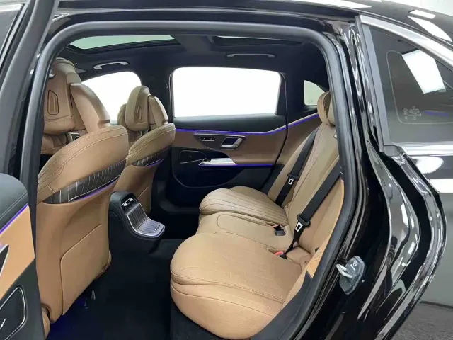 Mercedes-Benz E-Class — Фото автомобиля 12