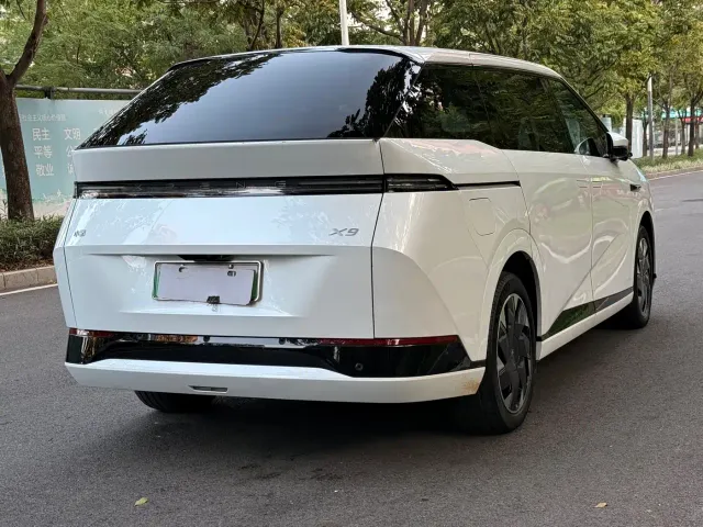 Xpeng X9 — Фото автомобиля 5