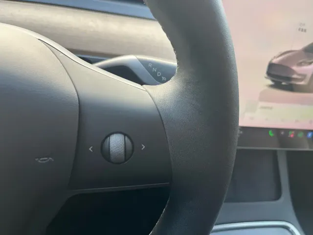 Tesla Model 3 — Фото автомобиля 30