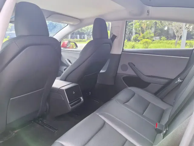 Tesla Model 3 — Фото автомобиля 16