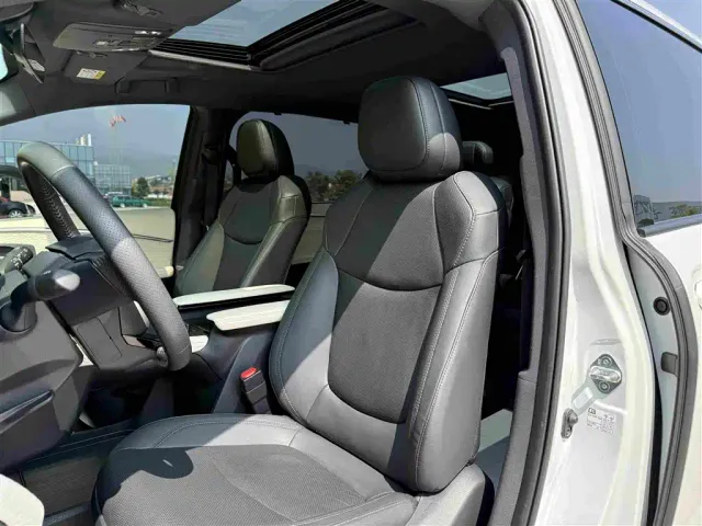 Toyota Sienna — Фото автомобиля 13