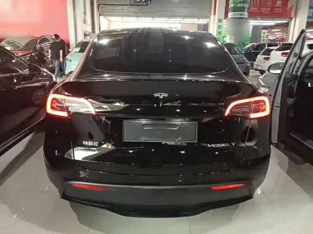 Tesla Model Y — Фото автомобиля 5