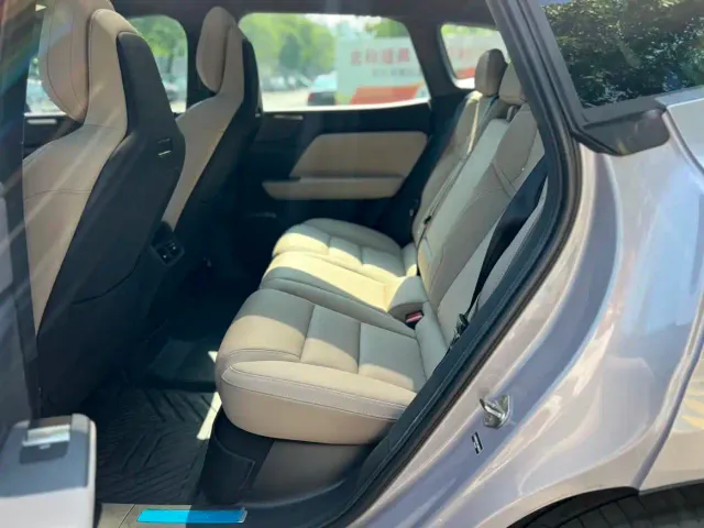 Volvo XC70 Plug-in Hybrid — Фото автомобиля 5
