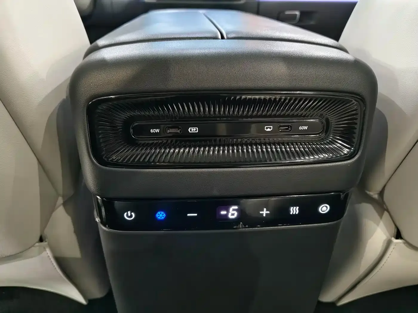 Voyah Auto Voyah Dreamer 2025 PHEV AWD Excellent Kunpeng Edition — Фото автомобиля 5