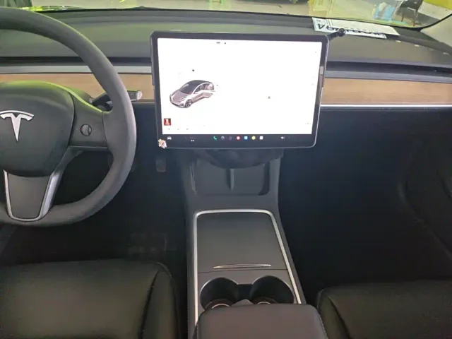 Tesla Model 3 — Фото автомобиля 12
