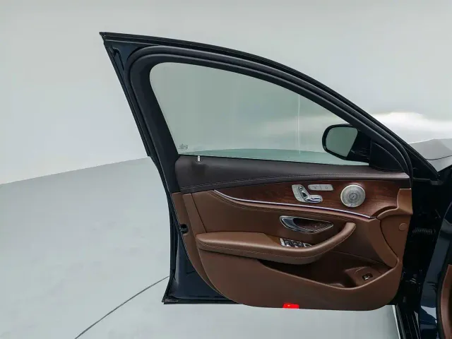 Mercedes-Benz E-Class — Фото автомобиля 8