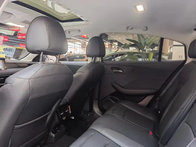 Roewe i5 — Фото автомобиля 6