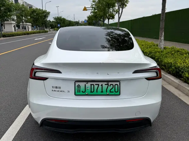 Tesla Model 3 — Фото автомобиля 4