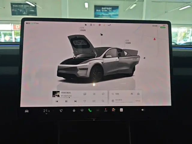 Tesla Model Y — Фото автомобиля 12