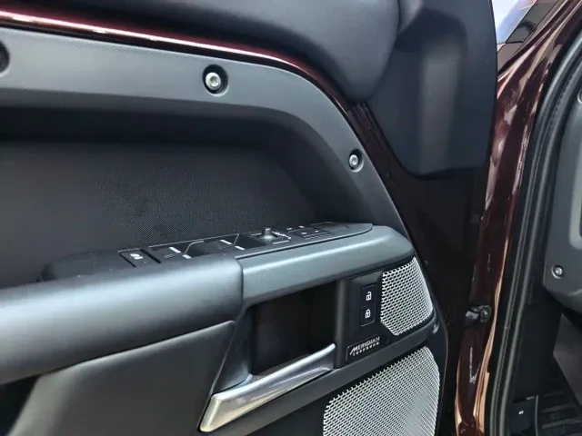 Land Rover Defender — Фото автомобиля 6