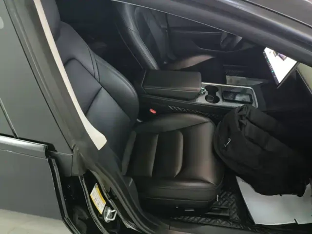 Tesla Model 3 — Фото автомобиля 24