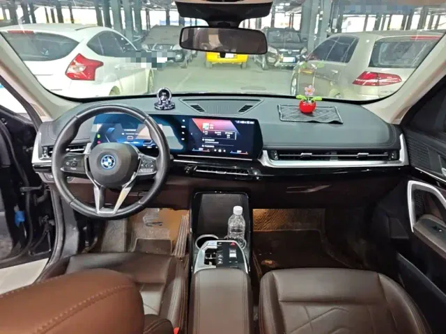 BMW iX1 — Фото автомобиля 9