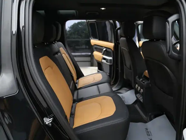 Land Rover Defender — Фото автомобиля 24