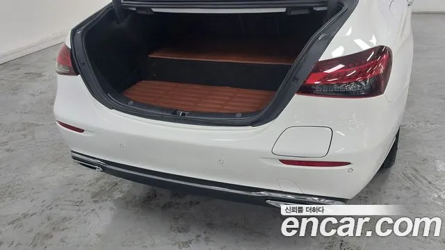 Mercedes-Benz E-Class — Фото автомобиля 11