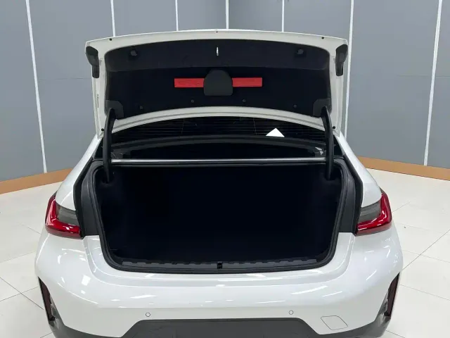 BMW 3 Series — Фото автомобиля 11