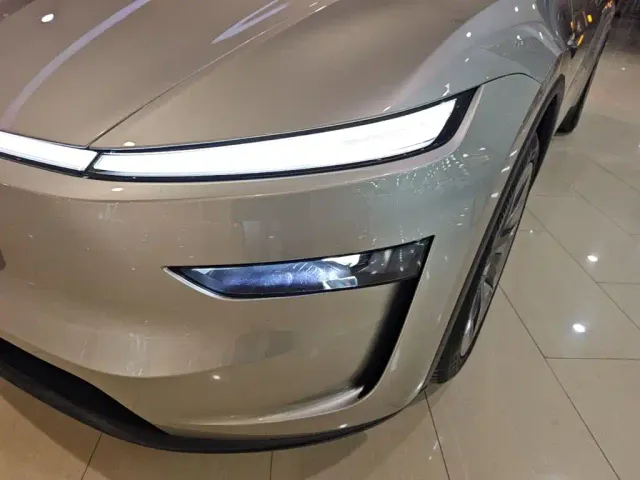 Tesla Model Y L — Фото автомобиля 23