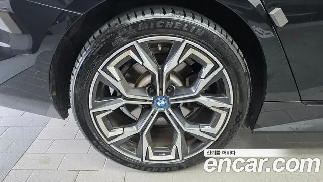 BMW i4 — Фото автомобиля 4