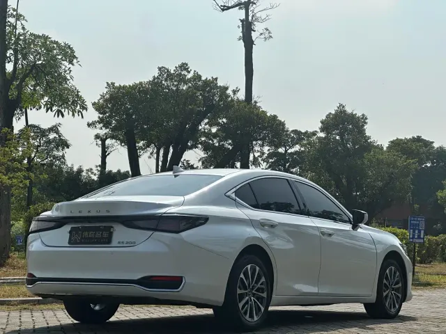 Lexus ES — Фото автомобиля 6