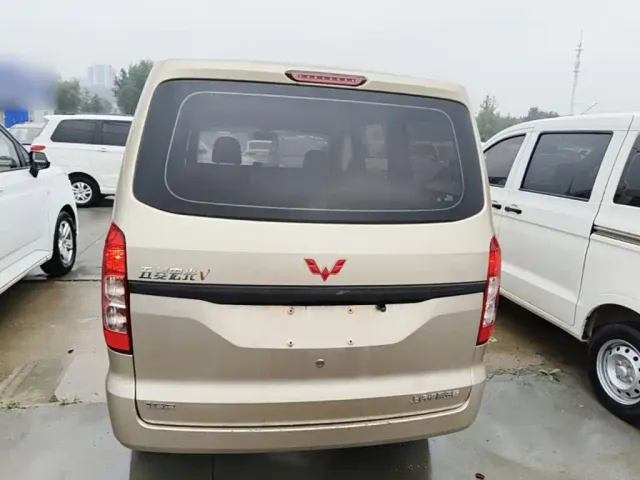 Wuling Hongguang V — Фото автомобиля 5