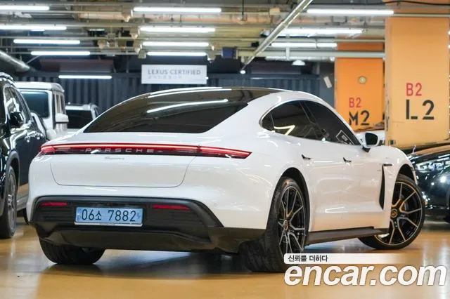 Porsche Taycan — Фото автомобиля 3