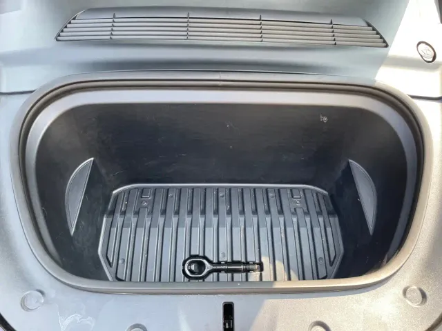 Tesla Model Y — Фото автомобиля 14