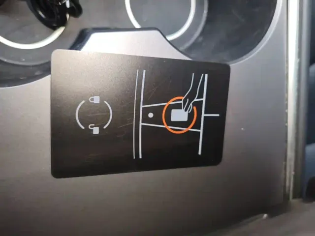 Tesla Model 3 — Фото автомобиля 8