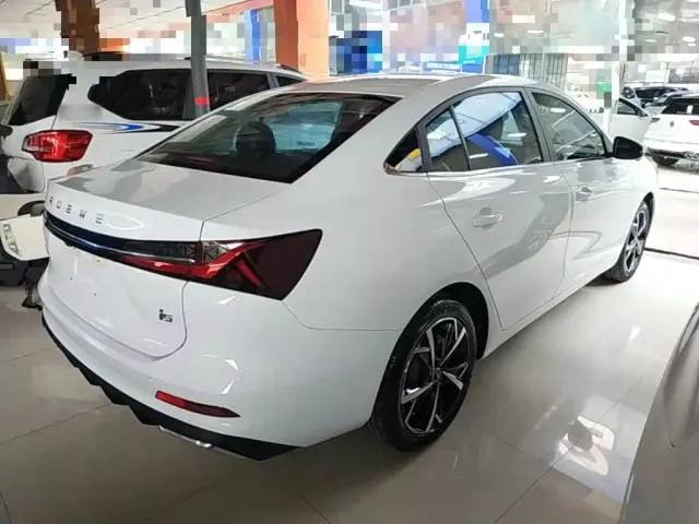 Roewe i5 — Фото автомобиля 6