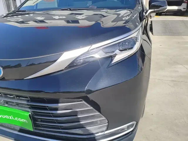 Toyota Sienna — Фото автомобиля 23