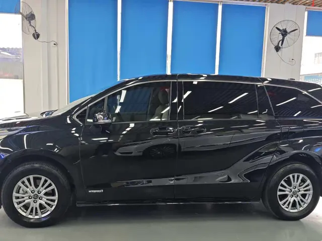 Toyota Sienna — Фото автомобиля 4