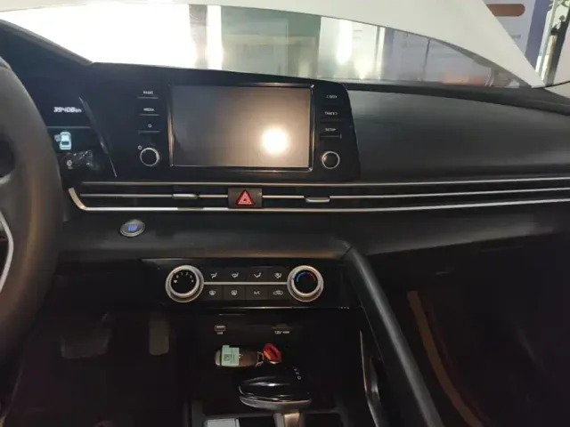 Hyundai Elantra — Фото автомобиля 12