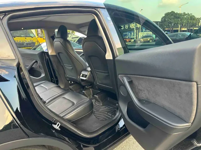 Tesla Model Y — Фото автомобиля 12