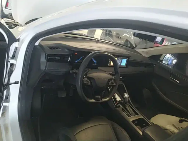 Roewe i5 — Фото автомобиля 9