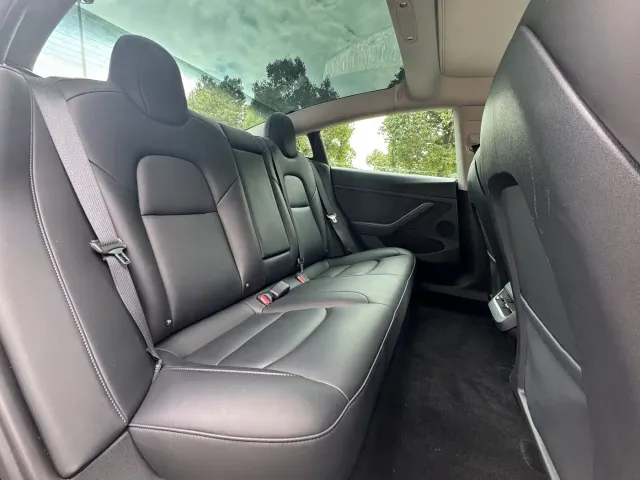 Tesla Model 3 — Фото автомобиля 11