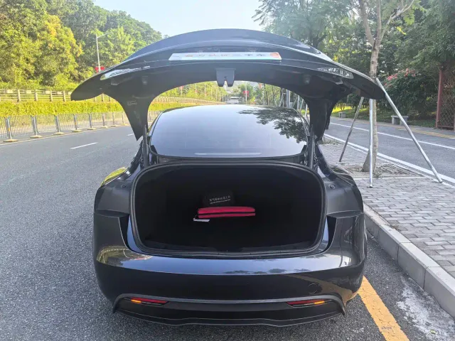 Tesla Model 3 — Фото автомобиля 17