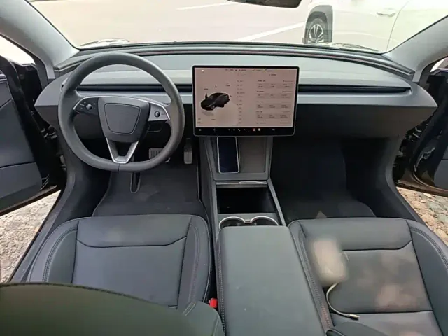 Tesla Model 3 — Фото автомобиля 9