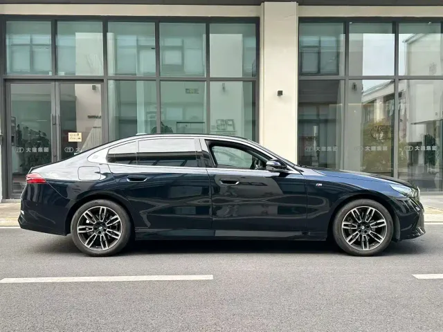 BMW 5 Series — Фото автомобиля 8