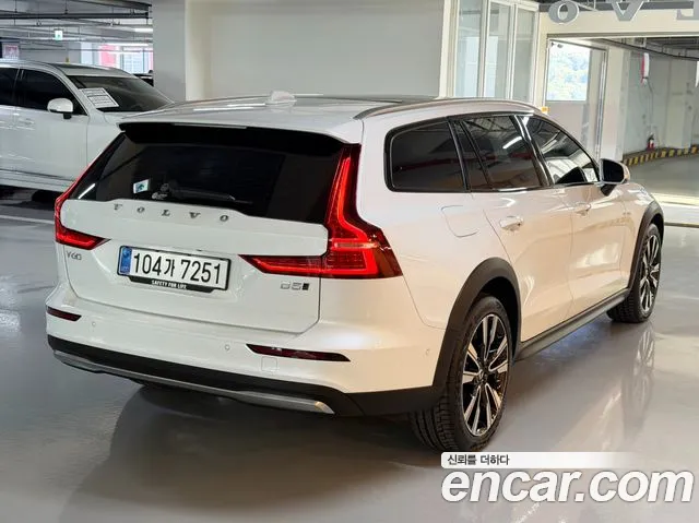 Volvo V60 Cross Country 2nd Gen — Фото автомобиля 2