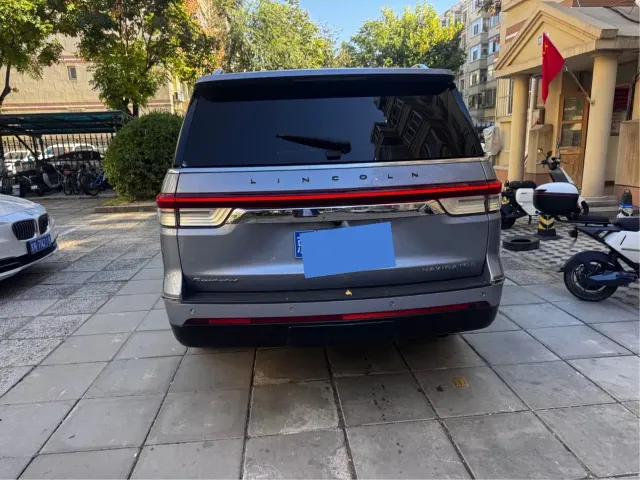Lincoln Navigator — Фото автомобиля 10